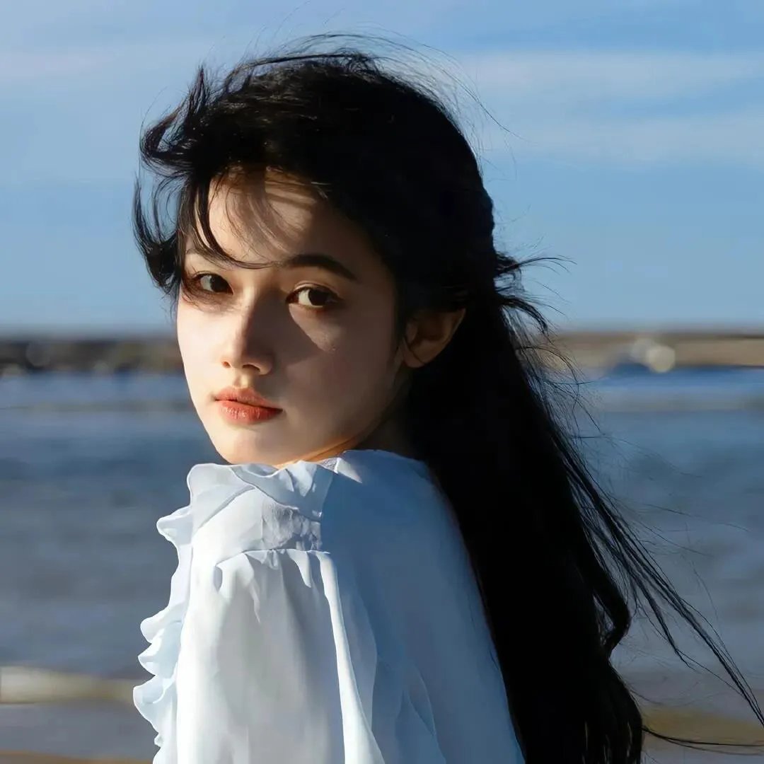 女主角色海报：穿白色短上衣和格纹短裙的女性出行者形象，从酒店出发，却在旅程中逐步失去安排行程的主动权