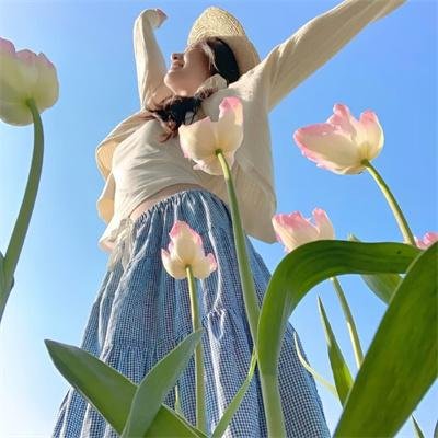 第一章插画：酒店或公共入口处，女主穿白色短上衣和格纹短裙与男友并肩出现，手中仍保留随身物品，这是旅程最初的双人同行状态